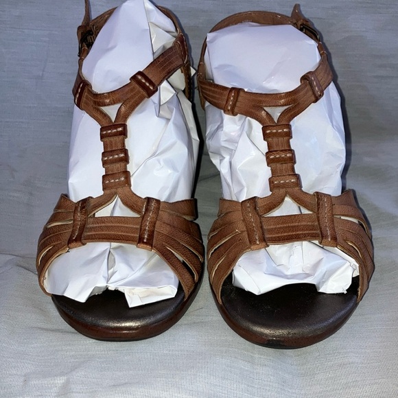 Clarks 8.5 women’s Tan Wedge Sandals with Elegant Lattice Straps - Picture 7 of 16